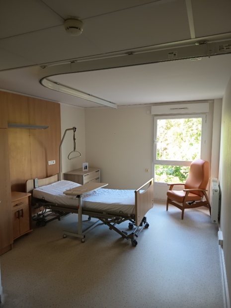Types de chambres : - Chambre standard (20 m²) : salle de bain adaptée, lit médicalisé, mobilier fourni. - Chambre spacieuse (23-24 m²) : balcon ou grande fenêtre, vue sur le parc. - Chambre double (29 m²) : idéale pour couples, grande baie vitrée, balcon.