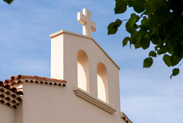 Gros plan sur la croix en haut d'une chapelle.