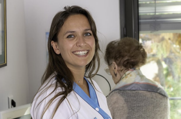 Portrait d'une jeune femme souriante du corps médical.