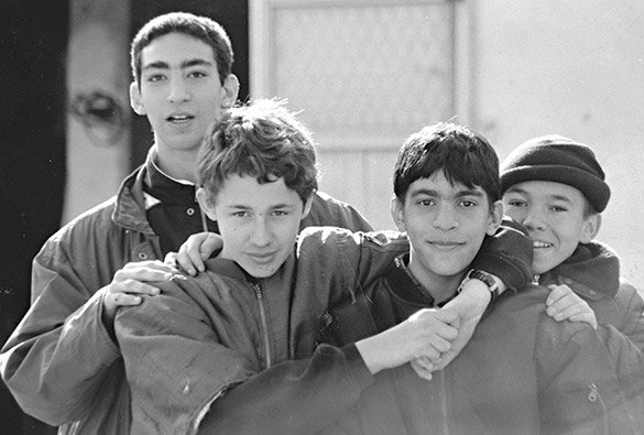 Portrait noir et blanc de quatre jeunes hommes.