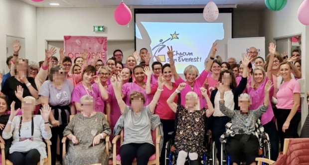 photo avec tete flouté_censored_censored