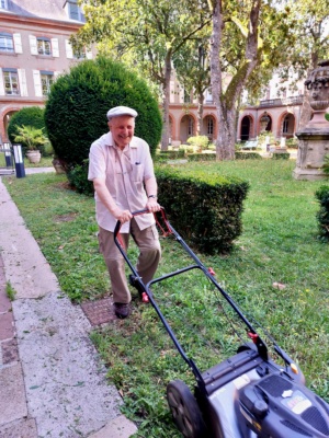 Julien et sa tondeuse
